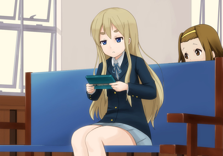 2girls :< blonde_hair blue_eyes brown_eyes brown_hair commentary_request couch handheld_game_console k-on! kotobuki_tsumugi long_hair multiple_girls nintendo_3ds nintendo_ds peeping photoshop_(medium) sakuragaoka_high_school_uniform school_uniform shizupu short_hair tainaka_ritsu