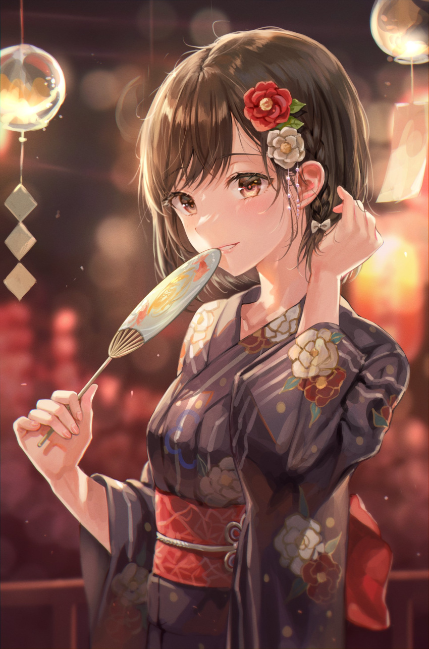 absurdres black_kimono blurry blurry_background blush bow braid brown_eyes brown_hair collarbone commentary female floral_print flower hairbow hand_fan hand_in_own_hair highres holding japanese_clothes kimono lantern long_sleeves looking_at_viewer natsu_matsuri_narihibiku_oto_wa_(project_sekai) obi paper_fan parted_lips project_sekai red_flower sash shinonome_ena short_hair smile solo teeth tokkyu white_bow white_flower wide_sleeves yukata