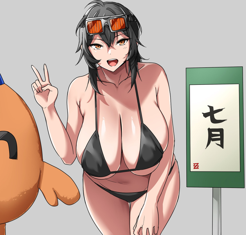 ahoge bikini black_bikini black_hair breasts cleavage collarbone crossed_bangs female goggles goggles_on_head grace_howard hair_between_eyes hand_up highres huge_breasts leaning_forward long_hair looking_at_viewer mascot nabe_taro navel on-chan open_mouth orange_eyes ponytail sign skindentation smile solo suiyou_dou_de_shou swimsuit thighs v zenless_zone_zero