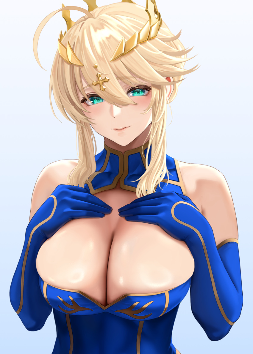 ahoge artoria_pendragon_(fate) artoria_pendragon_(lancer)_(fate) blonde_hair blush breasts cleavage crown fate/grand_order fate_(series) female gloves green_eyes highres large_breasts leotard long_hair looking_at_viewer sidelocks simple_background sleeveless sleeveless_turtleneck sleeveless_turtleneck_leotard smile solo turtleneck turtleneck_leotard upper_body yamaneko_(tkdrumsco)