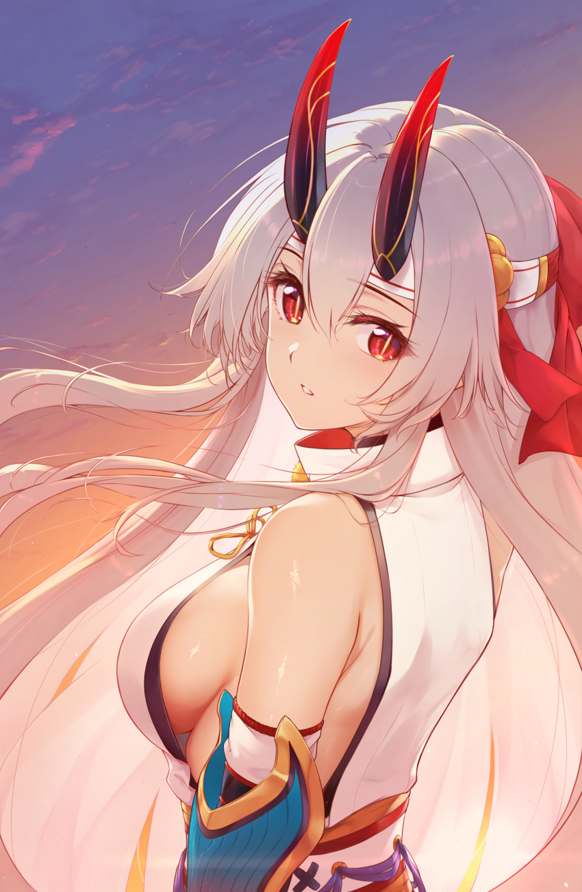 absurdres armor armored_dress bare_shoulders blue_sky bow breasts dress elbow_gloves fate/grand_order fate_(series) female gloves gradient_sky hair_between_eyes hairbow highres horns japanese_armor large_breasts long_hair looking_at_viewer looking_back orange_sky parted_lips red_bow red_eyes red_gloves red_horns sideboob sidelocks sky solo tohoho_(hoshinoyami) tomoe_gozen_(fate) twilight white_dress white_hair