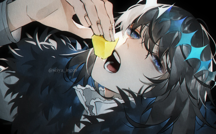 1boy alternate_hair_color black_hair blue_eyes cape collared_shirt crown diamond_hairband expressionless fate/grand_order fate_(series) food fruit fur_collar fur_trim grey_hair highres holding holding_food holding_fruit long_sleeves looking_at_viewer male_focus medium_hair melon no_wings oberon_(fate) oberon_(third_ascension)_(fate) official_alternate_costume open_mouth seiya_ingen shirt solo spoilers teeth twitter_username white_shirt