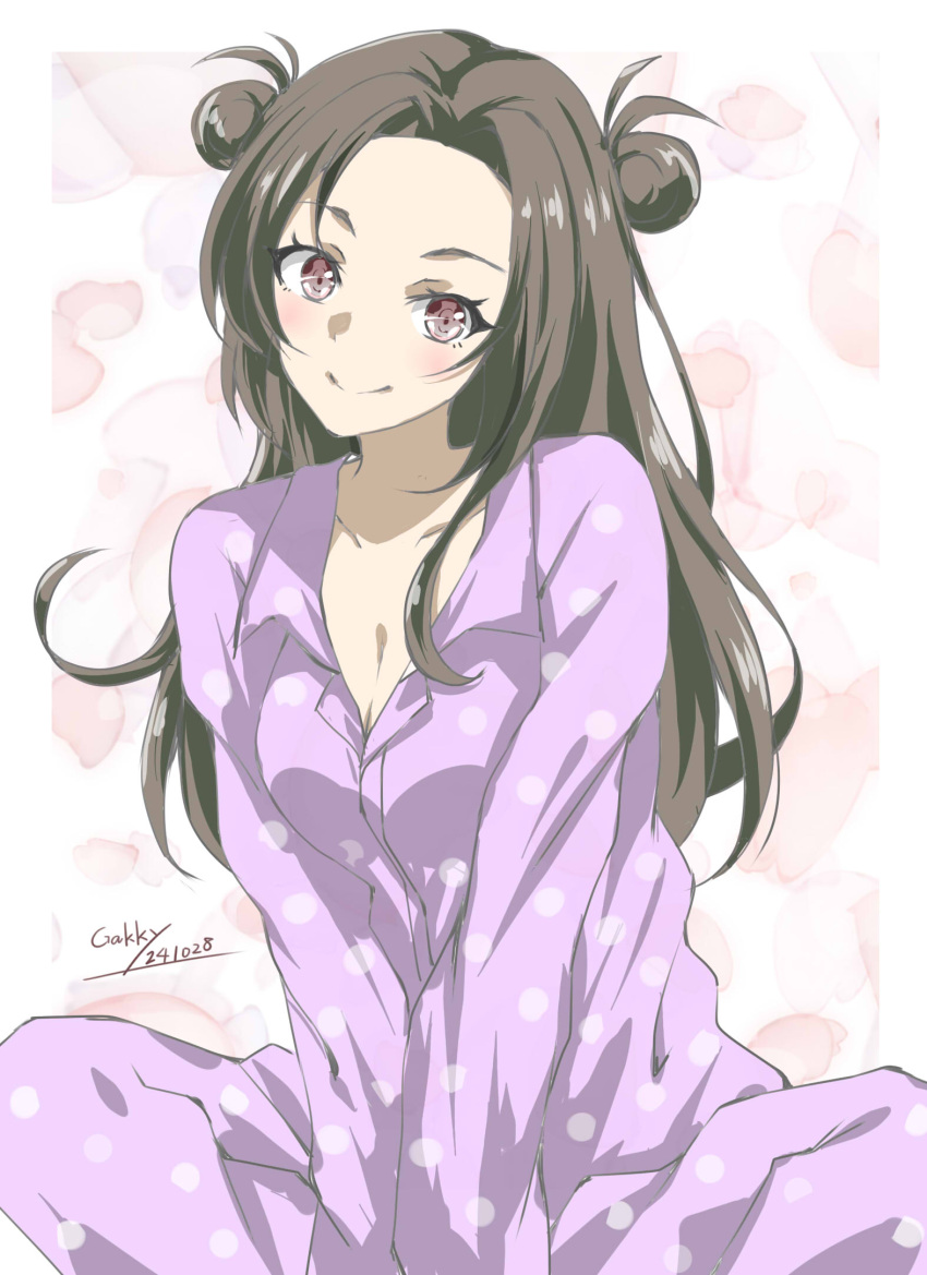 alternate_costume artist_name black_hair breasts brown_eyes double_bun female forehead gakky hair_bun highres kantai_collection long_hair makinami_(kancolle) medium_breasts one-hour_drawing_challenge pajamas polka_dot polka_dot_pajamas purple_pajamas sitting smile solo