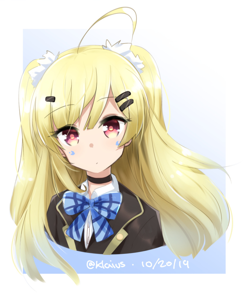 ahoge azur_lane black_choker blonde_hair blue_background blue_bow blue_bowtie border bow bowtie brown_jacket choker closed_mouth dated eldridge_(azur_lane) eldridge_(the_inquisitive_recluse)_(azur_lane) facial_mark female gradient_background hair_ornament hair_scrunchie hairclip head_tilt highres jacket klaius looking_at_viewer official_alternate_costume red_eyes school_uniform scrunchie solo twintails twitter_username upper_body white_border