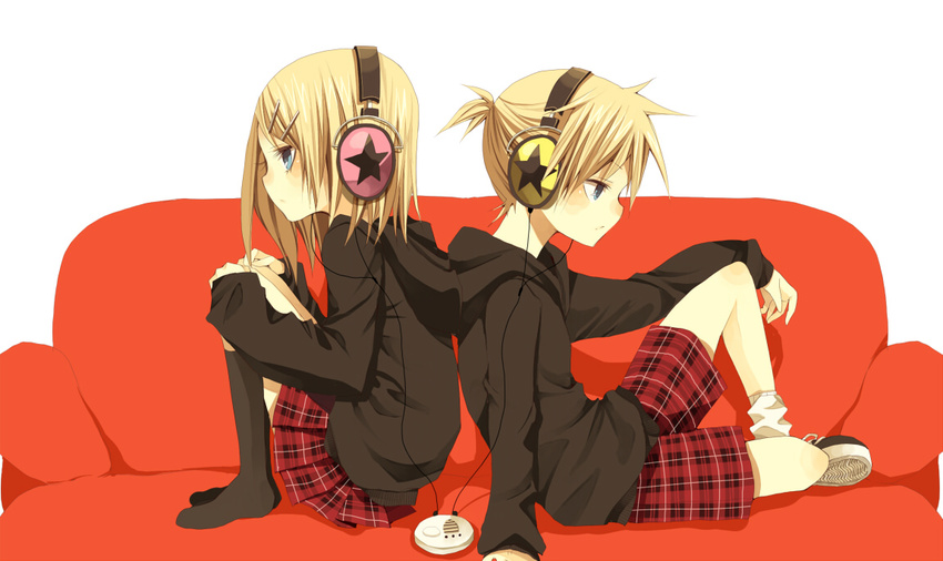 1boy back-to-back bad_id bad_pixiv_id blonde_hair blue_eyes brother_and_sister couch female hair_ornament hairclip headphones hood hoodie kagamine_len kagamine_rin ringo_komachi short_hair siblings sitting skirt twins vocaloid