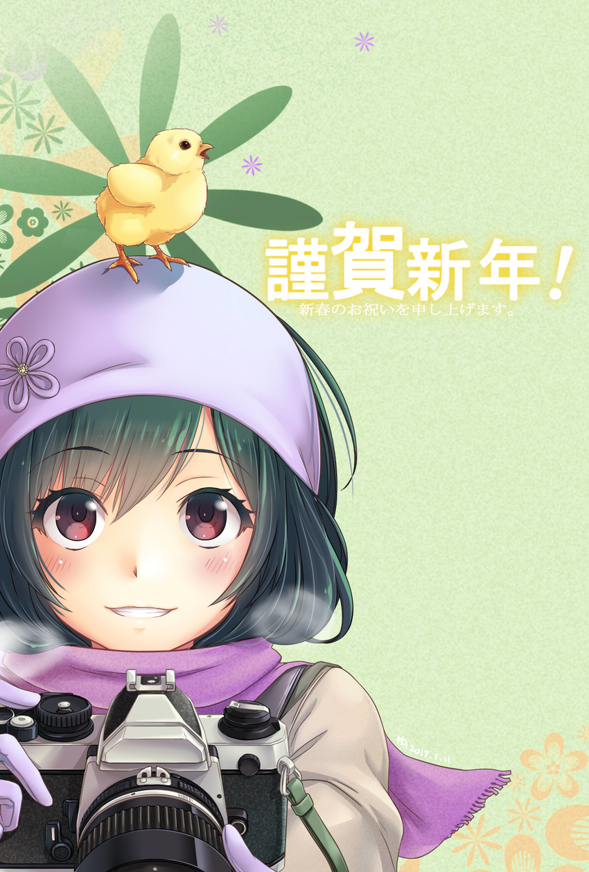 animal animal_on_head bird bird_on_head black_hair breath camera chick commentary_request female gloves grin hat hibari_makoto highres looking_at_viewer on_head original red_eyes scarf smile solo translation_request