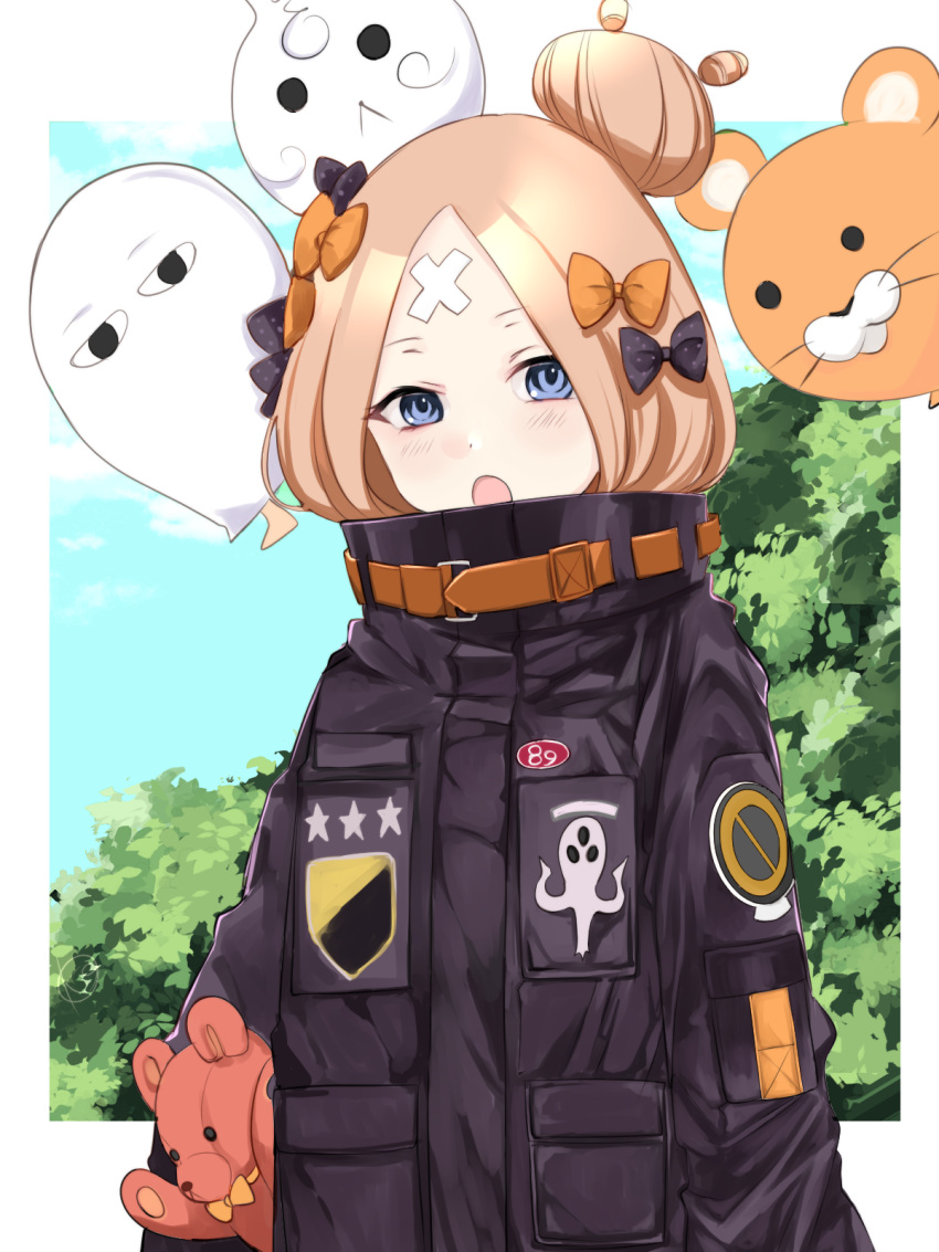 abigail_williams_(fate) abigail_williams_(traveling_outfit)_(fate) balloon bandaid bandaid_on_face bandaid_on_forehead belt black_bow black_jacket blonde_hair blue_eyes blue_sky bow breasts crossed_bandaids fate/grand_order fate_(series) female forehead hair_bun hairbow high_collar highres jacket kankitsu_kei long_hair long_sleeves multiple_hair_bows official_alternate_costume open_mouth orange_belt orange_bow parted_bangs polka_dot polka_dot_bow single_hair_bun sky sleeves_past_fingers sleeves_past_wrists small_breasts solo stuffed_animal stuffed_toy teddy_bear tree