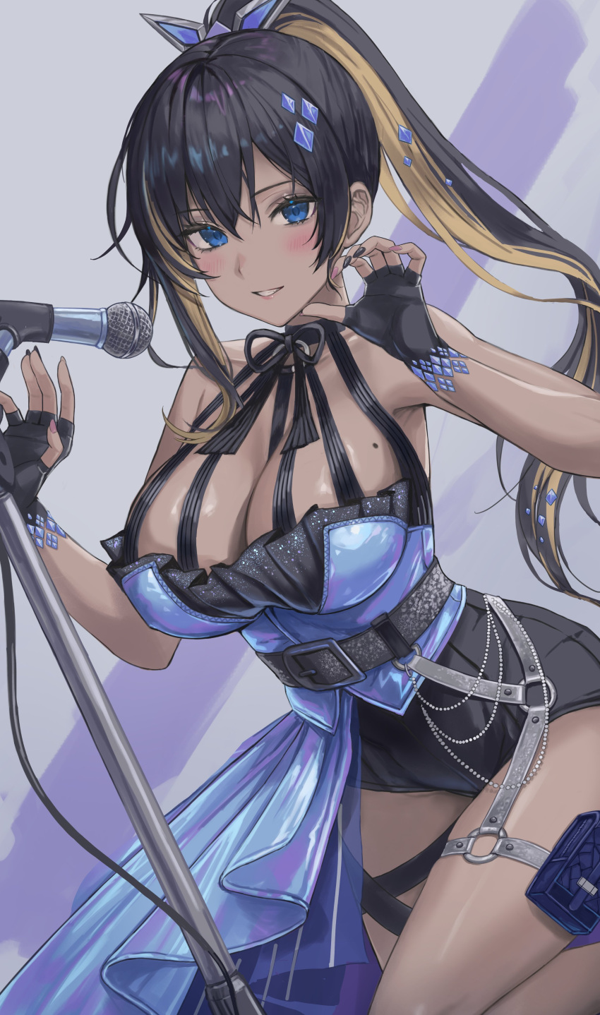 absurdres bare_shoulders black_gloves black_hair blonde_hair blue_eyes breasts cleavage colored_inner_hair commentary dark-skinned_female dark_skin enporion female fingerless_gloves gloves goddess_of_victory:_nikke hair_between_eyes hand_up high_ponytail highres large_breasts long_hair looking_at_viewer microphone microphone_stand mole mole_on_breast multicolored_hair multicolored_nails nail_polish noise_(nikke) overskirt sleeveless smile solo standing standing_on_one_leg two-tone_hair