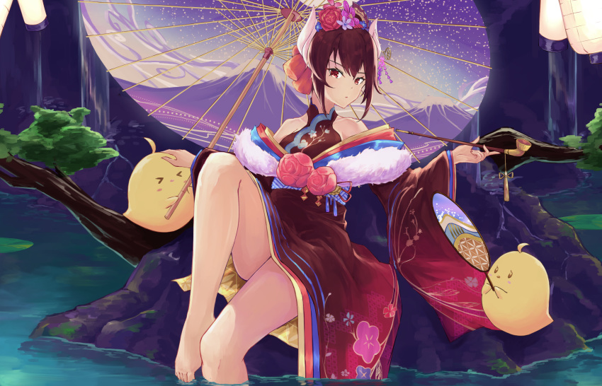 >_< azur_lane bare_legs bare_shoulders barefoot brown_hair colorful commentary_request feet female floral_print flower hair_flower hair_ornament haruna_(azur_lane) haruna_(the_elegant_lotus)_(azur_lane) highres holding holding_smoking_pipe horns japanese_clothes kimono lantern looking_at_viewer manjuu_(azur_lane) medium_hair off_shoulder official_alternate_costume oil-paper_umbrella partial_commentary pink_flower red_eyes smoking_pipe solo umbrella umiya_mizuki water wide_sleeves