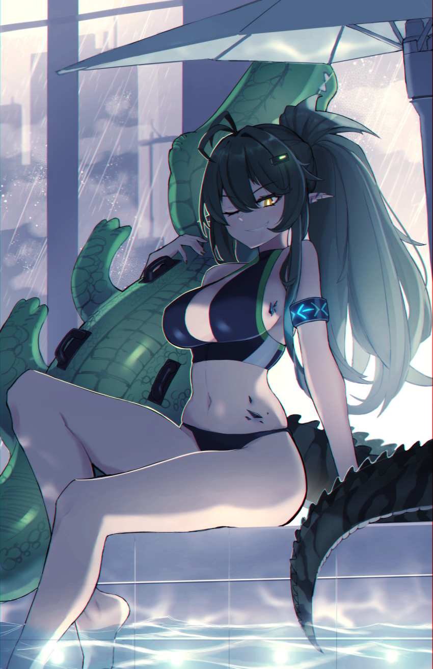 alternate_costume alternate_hairstyle antenna_hair arknights armband bare_arms bare_legs bare_shoulders barefoot bikini black_bikini black_hair breasts chromatic_aberration commentary female gavial_(arknights) grin hair_between_eyes highres inflatable_crocodile inflatable_toy large_breasts long_hair looking_at_viewer material_growth navel one_eye_closed oripathy_lesion_(arknights) ponytail pool psidubs revision sitting smile soaking_feet solo stomach swimsuit tail thighs umbrella water yellow_eyes