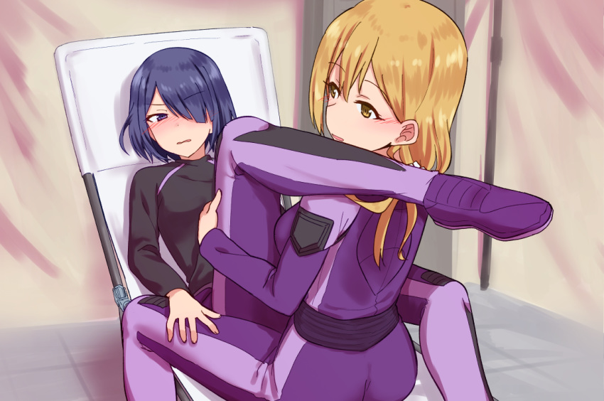 2girls biker_clothes bikesuit black_shirt blonde_hair blush bodysuit chair commentary_request hair_over_one_eye kawazu_kento long_sleeves lounge_chair multiple_girls murata_izumi purple_bikesuit purple_hair shirt short_hair suzuki_nagisa twocar yellow_eyes yuri