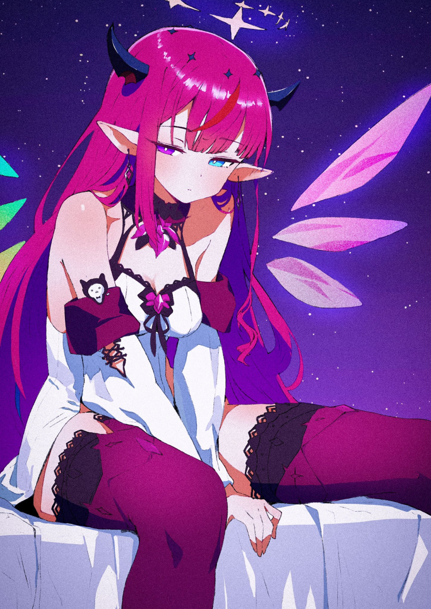 bare_shoulders bed between_legs blue_eyes breasts brooch cleavage closed_mouth crystal_wings demon_horns detached_sleeves dress earrings female gradient_legwear green_wings halo hand_between_legs heterochromia highres hololive hololive_english horns irys_(hololive) jewelry long_hair long_sleeves looking_down lumina_(1umin4) medium_breasts multicolored_hair on_bed pointy_ears purple_eyes purple_hair purple_thighhighs purple_wings red_hair short_dress sitting solo thighhighs two-tone_hair very_long_hair virtual_youtuber wavy_hair white_dress wings zettai_ryouiki