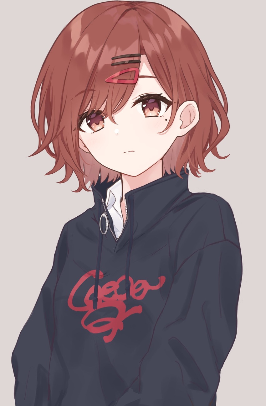 brown_hair commentary_request expressionless female grey_background hair_ornament hairclip hairpin highres higuchi_madoka idolmaster idolmaster_shiny_colors looking_at_viewer mole mole_under_eye print_shirt red_eyes shirt short_hair simple_background solo sweater upper_body yazi114