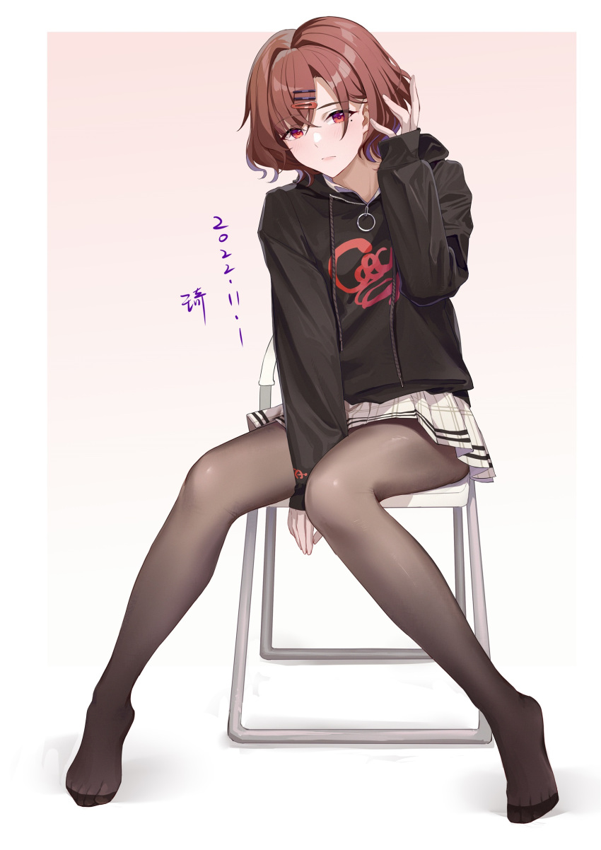 between_legs black_hoodie black_pantyhose blush border brown_hair chair chinese_commentary closed_mouth commentary dated derivative_work drawstring feet female full_body gradient_background hair_ornament hairclip hand_between_legs hand_up head_tilt highres higuchi_madoka hood hood_down hoodie idolmaster idolmaster_shiny_colors knees_together_feet_apart legs long_sleeves looking_at_viewer miniskirt mole mole_under_eye no_shoes on_chair pantyhose parted_hair pink_background plaid plaid_skirt pleated_skirt red_eyes short_hair sitting sitting_sideways skirt sleeves_past_wrists solo swept_bangs tiptoes toe_seam toes translated wangqi white_border white_skirt