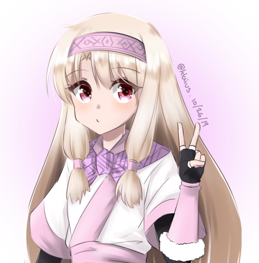 ainu_clothes black_gloves blonde_hair closed_mouth commentary dated fate/grand_order fate_(series) female fingerless_gloves gloves hairband highres illyasviel_von_einzbern klaius long_hair looking_at_viewer pink_background pink_sash red_eyes sash sitonai_(fate) solo twitter_username upper_body v