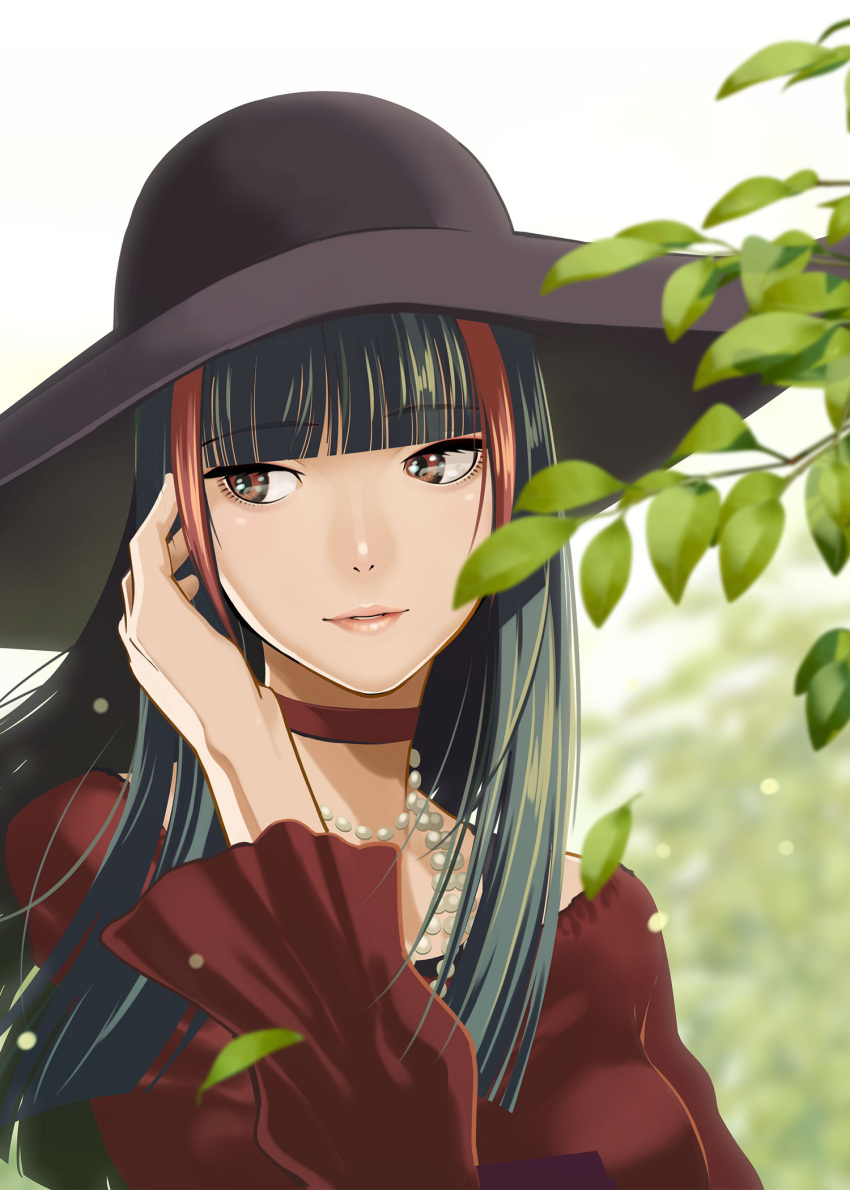 black_hair blurry blurry_background choker commentary_request crimson_(vtuber) female hat highres indie_virtual_youtuber jewelry large_hat leaf light_particles long_hair multicolored_hair necklace parted_lips pearl_necklace pink_lips plant red_choker red_eyes red_hair shiomiya_iruka solo streaked_hair upper_body virtual_youtuber wind