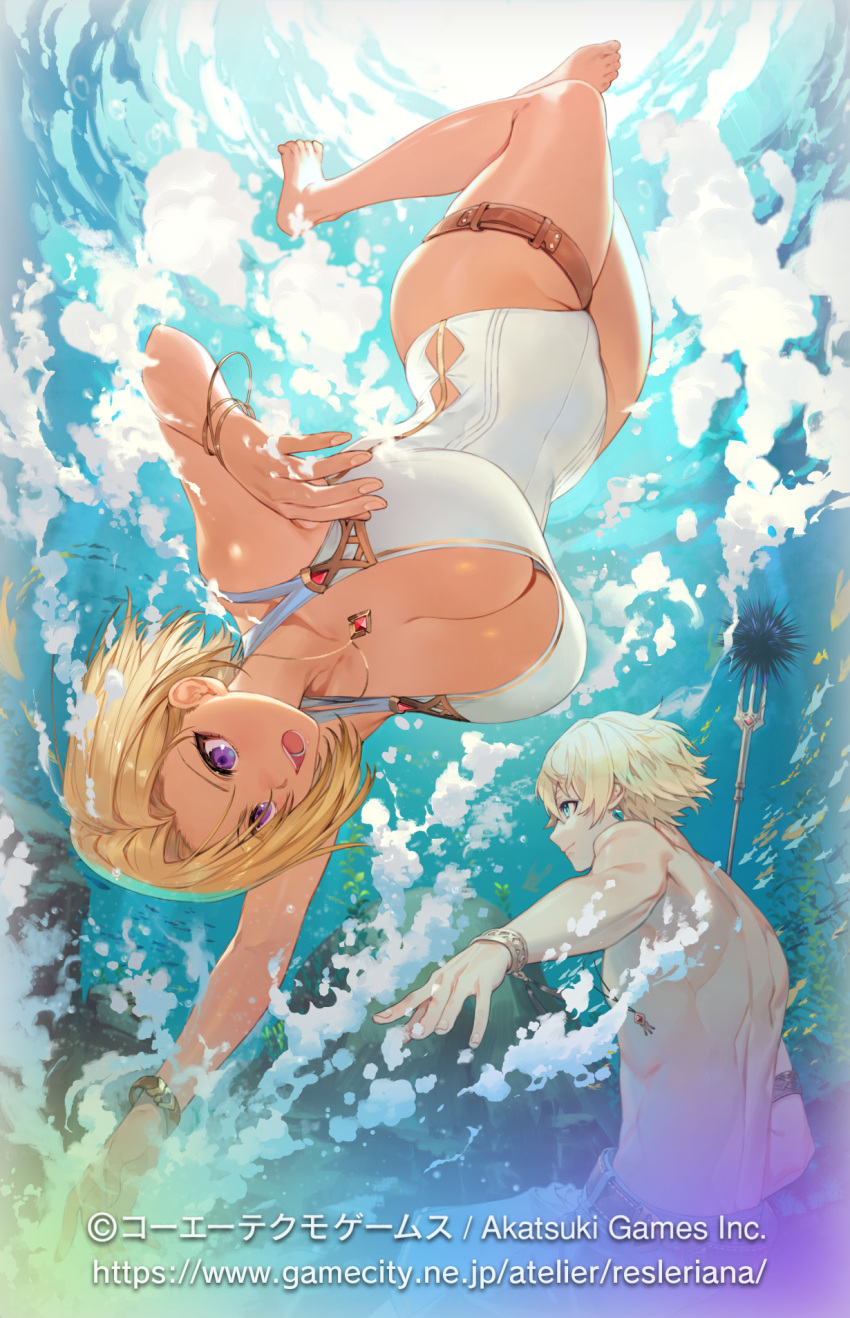 1boy atelier_(series) atelier_resleriana barefoot belt blonde_hair blue_eyes blue_male_swimwear bracelet breasts cleavage commentary_request copyright_notice dark-skinned_female dark_skin female fish highres jewelry juna_waitz kodama_(wa-ka-me) large_breasts male_swimwear ocean official_alternate_costume official_art one-piece_swimsuit outdoors outstretched_arm profile purple_eyes roman_(atelier) short_hair swimming swimsuit thigh_strap underwater upside-down white_one-piece_swimsuit