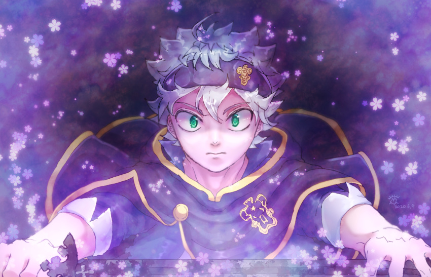 1boy agate_lul asta_(black_clover) black_bulls_(emblem) black_capelet black_clover black_headband capelet clover_(flower) commentary_request flower green_eyes grey_hair hair_between_eyes headband highres holding holding_sword holding_weapon looking_at_viewer male_focus messy_hair shaded_face solo sword upper_body weapon white_hair