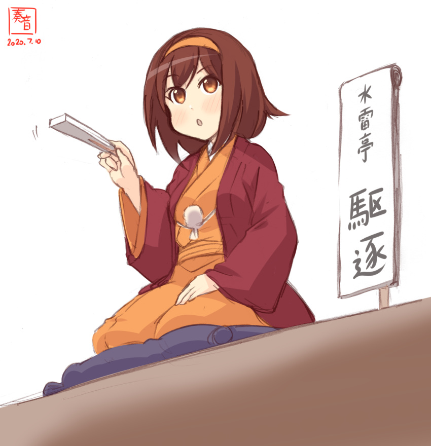 alternate_costume artist_logo brown_hair buratei_marii buratei_marii_(cosplay) commentary_request cosplay cushion dated female folding_fan from_below hairband hand_fan haori highres japanese_clothes joshiraku kanon_(kurogane_knights) kantai_collection orange_eyes orange_hairband rakugo seiza shiratsuyu_(kancolle) short_hair sign simple_background sitting solo translated white_background zabuton