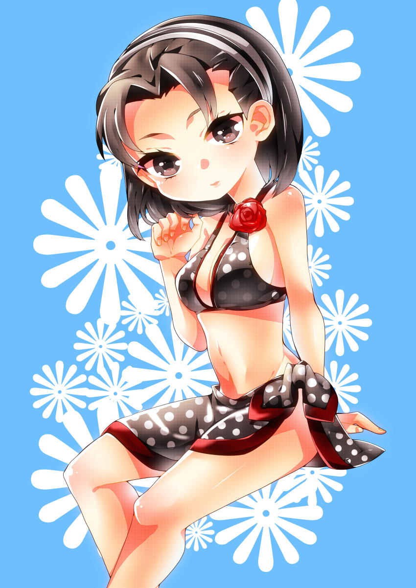 absurdres bad_id bad_pixiv_id bikini black_bikini black_hair black_sarong breasts chibi female flower hairband highres kazama_jun medium_breasts midriff mommorua navel photoshop_(medium) polka_dot polka_dot_sarong print_sarong rose sarong short_hair sitting solo swimsuit tekken tekken_tag_tournament_2