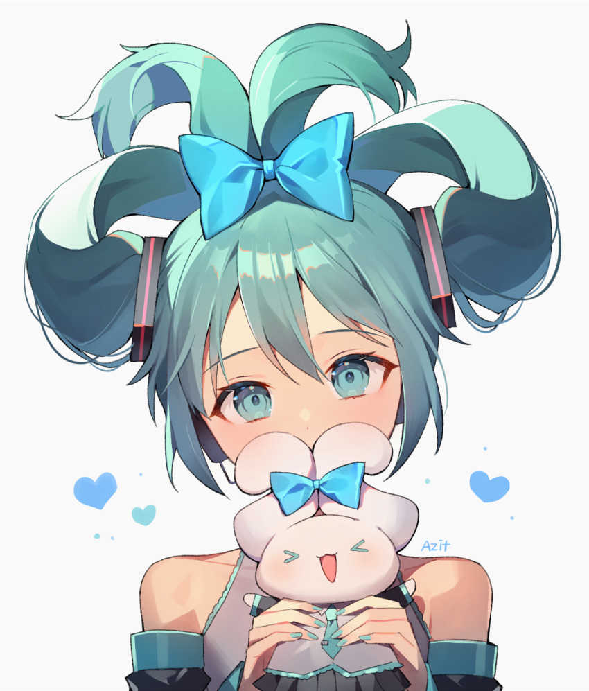 >_< :d artist_name azit_(down) bare_shoulders black_skirt black_sleeves blue_bow blue_eyes bow cinnamiku cinnamoroll collarbone commentary cosplay covered_collarbone covered_mouth creature crossover detached_sleeves ear_bow facing_viewer female green_hair green_nails grey_background grey_shirt hair_between_eyes hair_rings hairbow hands_up hatsune_miku hatsune_miku_(cosplay) heart highres holding holding_creature long_sleeves looking_at_viewer pleated_skirt sanrio shirt signature simple_background skirt sleeveless sleeveless_shirt smile straight-on tied_ears updo vocaloid xd