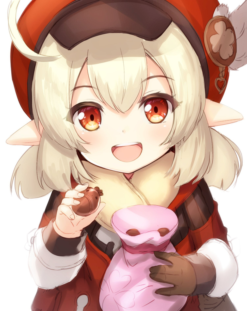 :d \||/ ahoge bag blonde_hair brown_gloves cabbie_hat candy clover_print coat commentary eyebrows eyelashes female food genshin_impact gloves hair_between_eyes hat highres kageira klee_(genshin_impact) lolicon long_sleeves looking_at_viewer open_mouth pointy_ears red_coat red_eyes short_twintails simple_background single_glove smile solo teeth thick_eyelashes twintails upper_teeth_only white_background