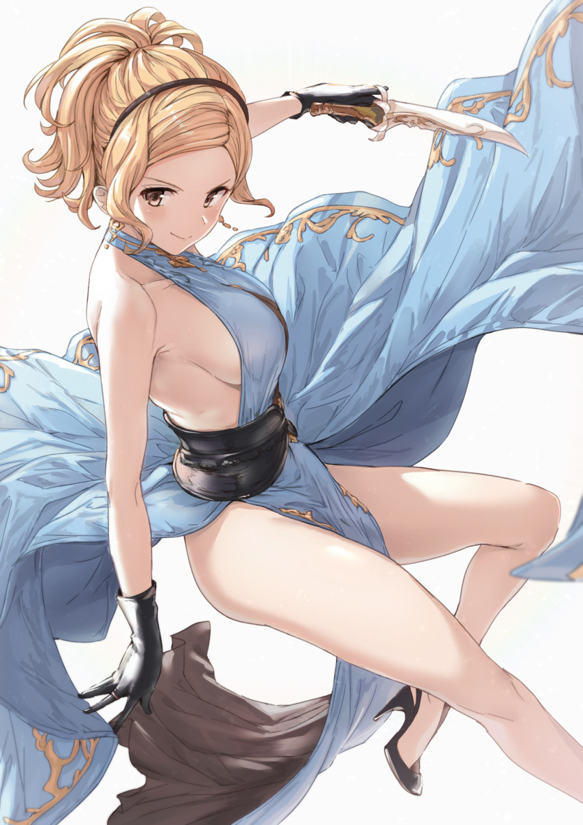 akita_hika armpit_crease ass bare_arms bare_hips bare_legs bare_shoulders black_gloves blonde_hair breasts combat_knife djeeta_(granblue_fantasy) female fighting_stance gloves granblue_fantasy high_heels highres holding holding_knife knife large_breasts no_panties pelvic_curtain sideboob smart_elegance_(granblue_fantasy) smile thighs weapon yellow_eyes