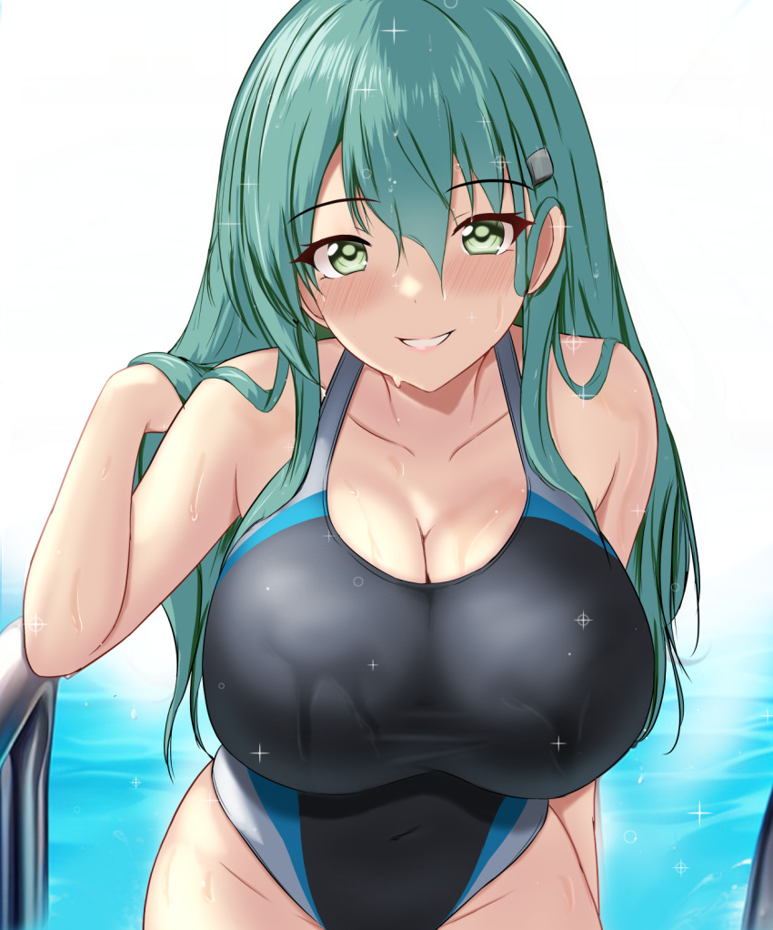 bare_arms black_one-piece_swimsuit blush breasts cleavage collarbone commentary_request competition_swimsuit female green_eyes green_hair grin hair_between_eyes hand_in_own_hair highres kantai_collection large_breasts long_hair looking_at_viewer montemasa one-piece_swimsuit pool poolside simple_background smile solo suzuya_(kancolle) swimsuit upper_body wet