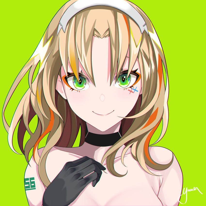 absurdres bad_id bad_pixiv_id black_choker black_gloves breasts brown_hair choker closed_mouth collarbone commentary_request darling_in_the_franxx eyebrows_hidden_by_hair female gloves green_background green_eyes hairband hand_up highres kokoro_(darling_in_the_franxx) lam_(style) light_brown_hair long_hair looking_at_viewer medium_breasts multicolored_hair nude orange_hair parted_bangs signature simple_background smile solo streaked_hair upper_body white_hairband yuuta_(yuuta0312)