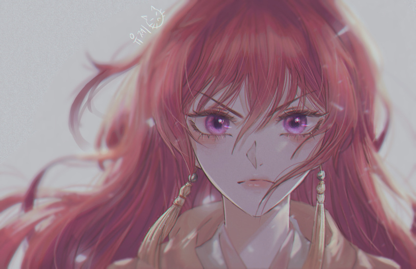 akatsuki_no_yona angry blurry closed_mouth commentary_request depth_of_field earrings eyelashes female floating_hair frown grey_background hair_between_eyes highres jewelry korean_commentary long_hair looking_at_viewer portrait purple_eyes red_hair solo straight-on tassel tassel_earrings uje yona_(akatsuki_no_yona)