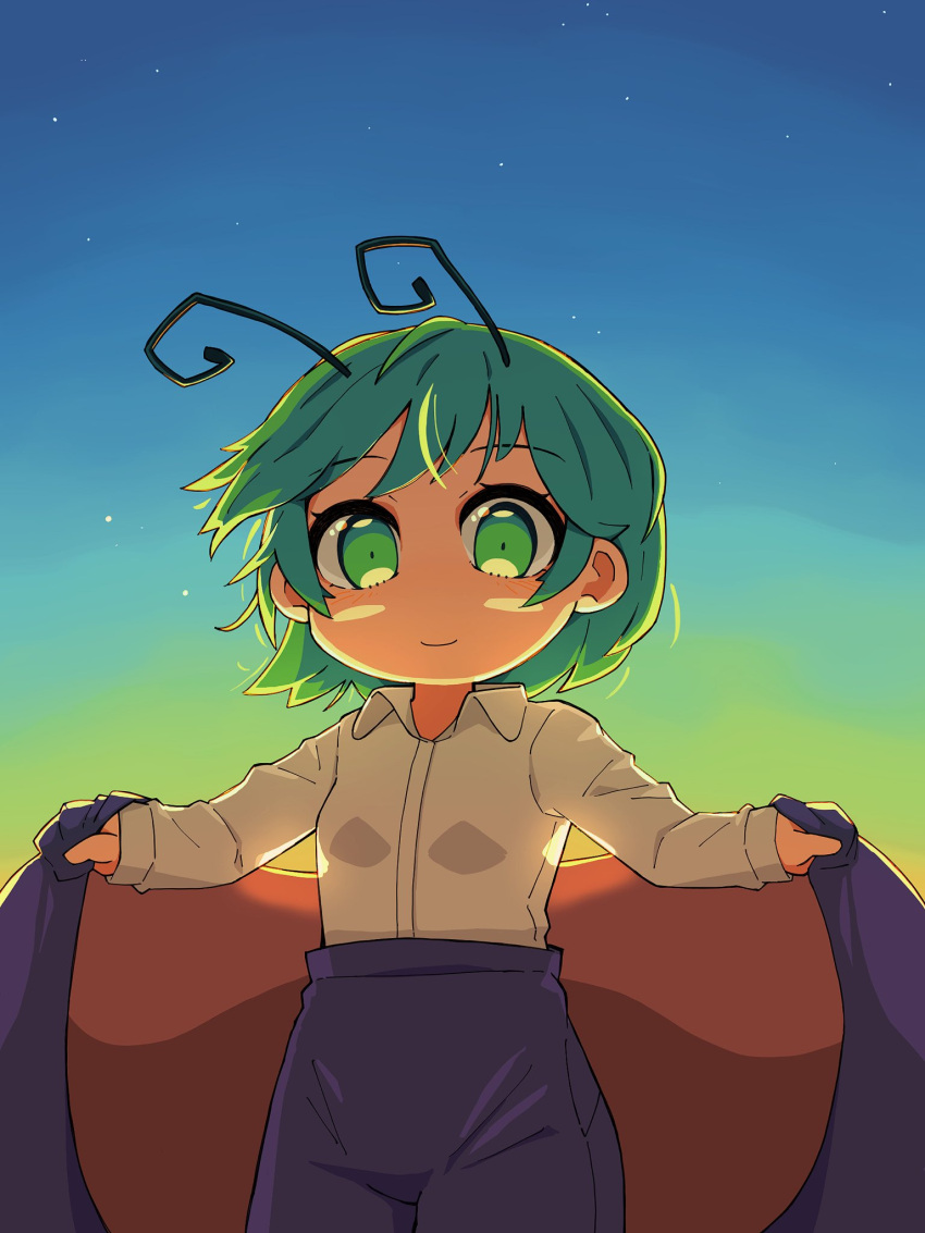 antennae black_cape black_shorts breasts cape closed_mouth collared_shirt commentary cowboy_shot female gradient_background green_background green_eyes green_hair highres holding holding_cape holding_clothes looking_at_viewer red_cape shirt short_hair shorts small_breasts smile solo touhou two-sided_cape two-sided_fabric ugif unworn_cape white_shirt wriggle_nightbug