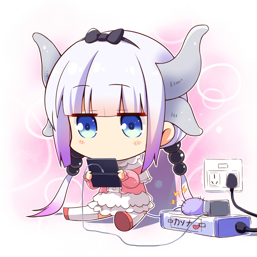 bad_id bad_pixiv_id blue_eyes cable charger chibi dragon_girl dragon_horns electric_plug electric_plug_tail electrical_outlet female hair_bobbles hair_ornament hairband handheld_game_console highres holding horns kanna_kamui kobayashi-san_chi_no_maidragon light_purple_hair long_hair low_twintails nintendo_3ds playing_games power_strip recharging solo subaru_(794829485) tail translated twintails