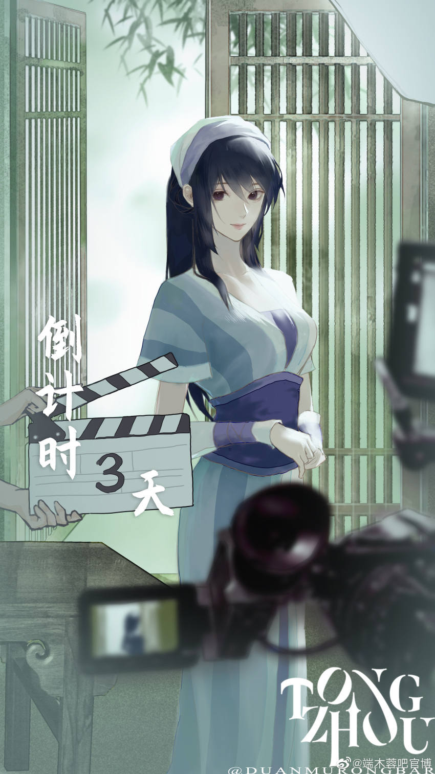 absurdres armband artist_request black_hair camera chinese_clothes closed_mouth door duanmu_rong_(qinshi_mingyue) female hairband highres long_hair looking_at_viewer qinshi_mingyue recording reflector_(photography) second-party_source short_sleeves smile solo table upper_body