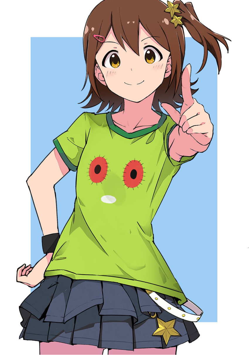 armpit_peek black_skirt blue_background breasts chupacabra_(idolmaster) collarbone commentary female green_shirt hair_between_eyes hair_ornament hairclip hand_on_own_hip highres idolmaster idolmaster_million_live! index_finger_raised kasuga_mirai light_blush looking_at_viewer medium_hair pointing pointing_at_viewer rauto shirt short_sleeves side_ponytail simple_background skirt small_breasts smile solo star_(symbol) star_hair_ornament strap t-shirt wristband yellow_eyes