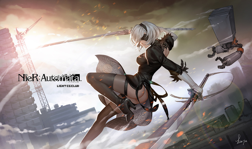 2b_(nier:automata) ass bad_id bad_pixiv_id black_blindfold black_footwear black_thighhighs blindfold boots cityscape copyright_name covered_eyes crane_(machine) dual_wielding dutch_angle female futoshi_(tekidai) hairband high_heel_boots high_heels holding holding_sword holding_weapon nier:automata nier_(series) photoshop_(medium) pod_(nier:automata) robot short_hair signature solo sword thigh_boots thighhighs weapon white_hair