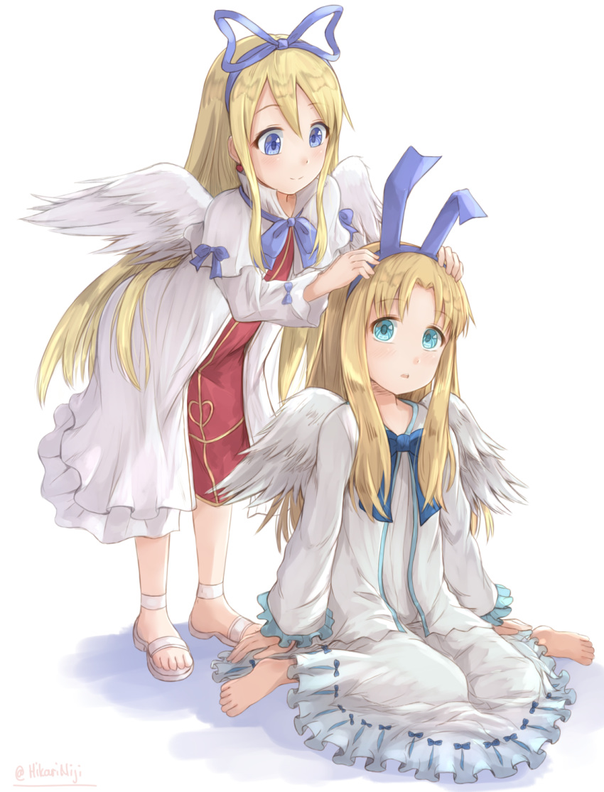 2girls angel angel_wings barefoot bird_wings blonde_hair blue_bow blue_eyes blue_hairband blue_ribbon bow closed_mouth colored_shadow commentary cosplay costume_switch crossover disgaea dress feathered_wings filo_(tate_no_yuusha_no_nariagari) filo_(tate_no_yuusha_no_nariagari)_(cosplay) flonne flonne_(cosplay) frilled_dress frills green_eyes hair_between_eyes hair_ribbon hairband highres hikari_niji long_hair long_sleeves look-alike makai_senki_disgaea multiple_girls parted_bangs parted_lips ribbon sandals shadow sitting smile standing tate_no_yuusha_no_nariagari trait_connection twitter_username very_long_hair wariza white_background white_dress white_footwear white_wings wings