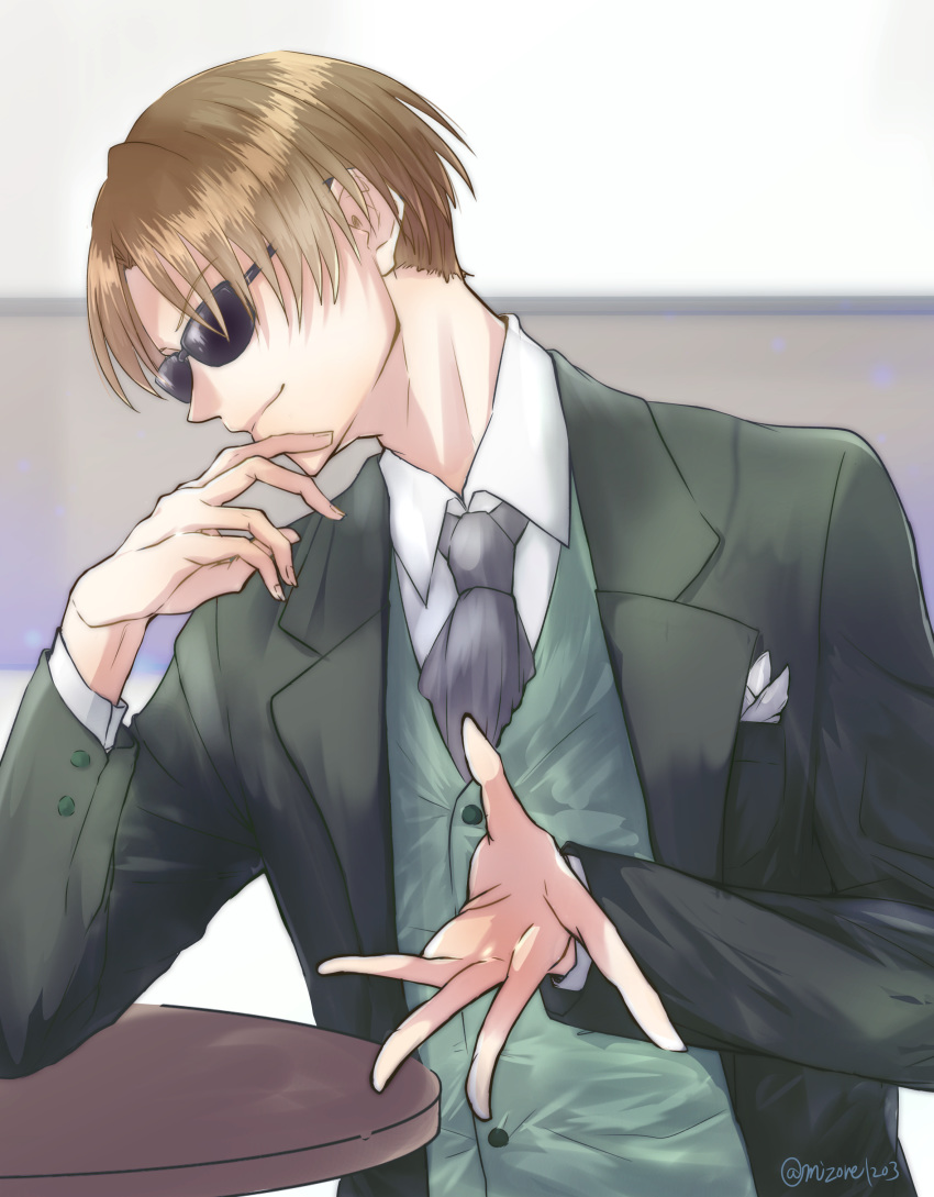 1boy absurdres blonde_hair blurry blurry_background closed_mouth fate/grand_order fate_(series) formal gradient_hair highres koha-ace long_sleeves looking_to_the_side male_focus maxwell's_demon_(fate) multicolored_hair necktie open_hands shirt short_hair simple_background smile solo suit sunglasses table tsuyuki_mizore upper_body vest white_shirt