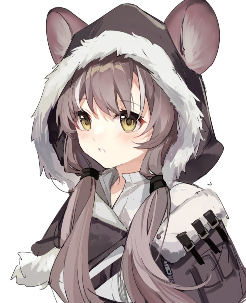 animal_ears arknights blush capelet chinese_commentary commentary_request female fur-trimmed_capelet fur-trimmed_hood fur_trim grey_capelet grey_hair highres honeyberry_(arknights) hood hooded_capelet long_hair low_twintails mouse_ears parted_lips simple_background solo twintails upper_body white_background yellow_eyes yunweishukuang