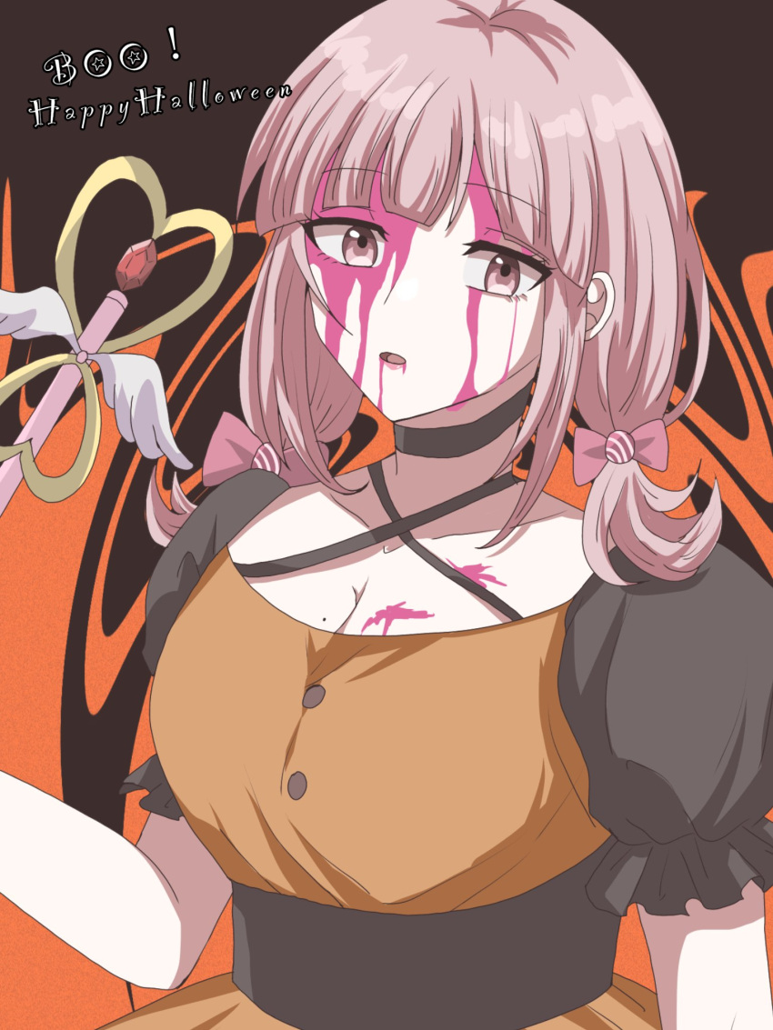 black_background black_choker blood blood_on_face bow breasts brown_hair choker collarbone danganronpa_(series) danganronpa_2:_goodbye_despair female flipped_hair hairbow halloween_costume happy_halloween highres holding holding_staff large_breasts low_twintails maguro_(magurooo3) medium_hair nanami_chiaki no_hair_ornament orange_background pink_blood pink_bow pink_eyes puffy_short_sleeves puffy_sleeves short_sleeves staff twintails upper_body