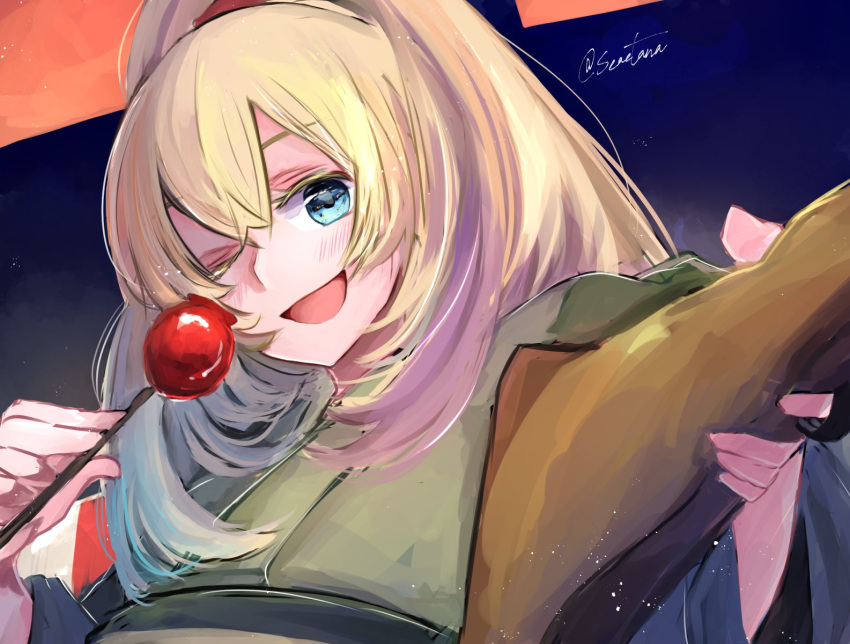 blonde_hair blue_eyes blush candy_apple commentary_request female festival food green_kimono gun high_ponytail highres holding japanese_clothes kantai_collection kimono long_hair long_sleeves one_eye_closed open_mouth print_kimono rifle smile solo tobari_(seaetana) twitter_username upper_body victorious_(kancolle) weapon yukata