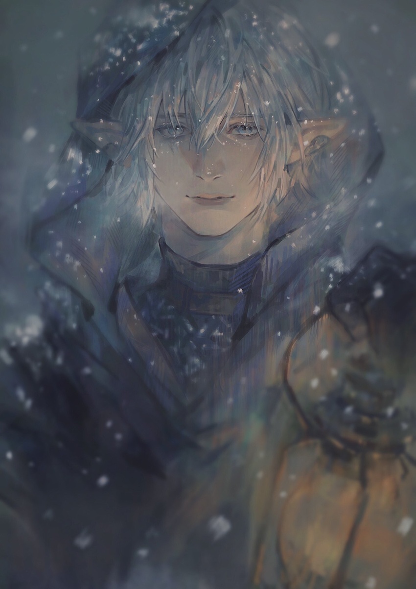 1boy black_gloves blue_cloak blue_eyes cloak earclip elezen elf final_fantasy final_fantasy_xiv gloves haurchefant_greystone highres holding holding_lantern lantern looking_at_viewer male_focus pointy_ears short_hair smile snow snowing solo sukly upper_body white_hair winter winter_clothes