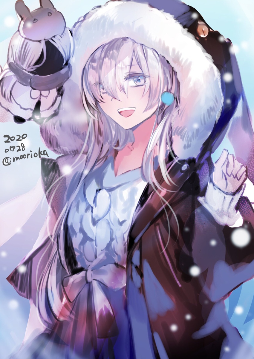 1other anastasia_(fate) anastasia_(under_the_same_sky)_(fate) animal_hood bow dated doll eyes_visible_through_hair fate/grand_order fate_(series) female fur-trimmed_hood fur_trim hair_between_eyes highres hood long_hair rioka_(southern_blue_sky) smile snow twitter_username viy_(fate) white_hair