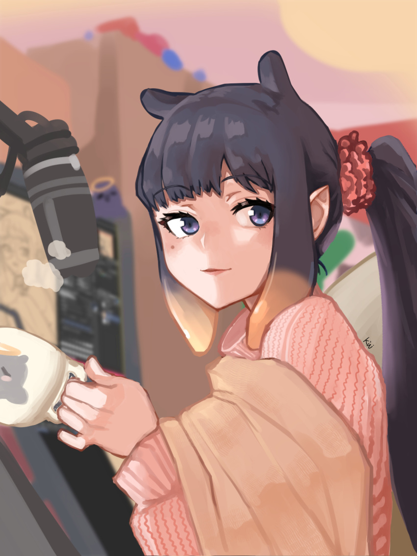 alternate_costume alternate_hairstyle black_hair blunt_bangs blush chinese_commentary commentary_request cup female gradient_hair hair_behind_ear highres holding holding_cup hololive hololive_english kiwwwwwi long_hair looking_to_the_side microphone mole mole_under_eye monitor mug multicolored_hair ninomae_ina'nis orange_hair partial_commentary pink_sweater pointy_ears ponytail scrunchie sidelocks smile solo sweater takodachi_(ninomae_ina'nis) tentacle_hair very_long_hair virtual_youtuber