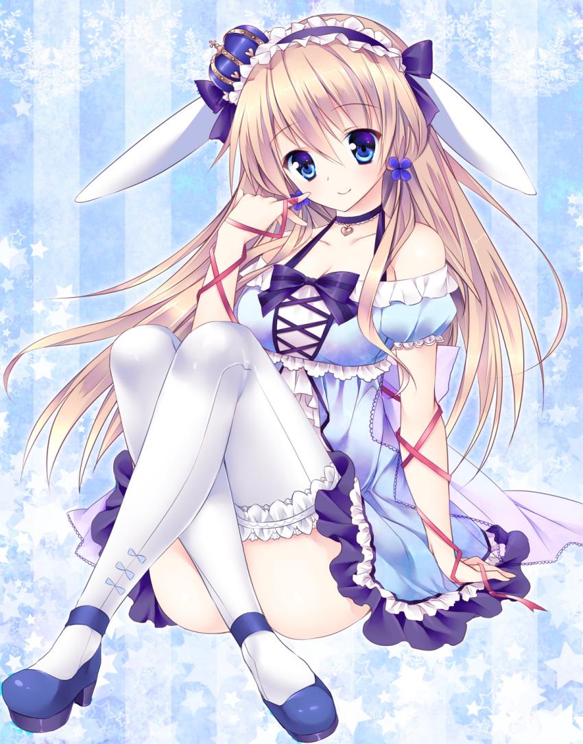 animal_ears arched_crown blonde_hair blue_crown blue_eyes commentary_request crown dress female hair_ornament headdress highres long_hair original rabbit_ears red_ribbon ribbon sitting solo sorai_shin'ya star_(symbol) striped striped_background thighhighs traene_(sorai_shin'ya) vertical_stripes white_thighhighs