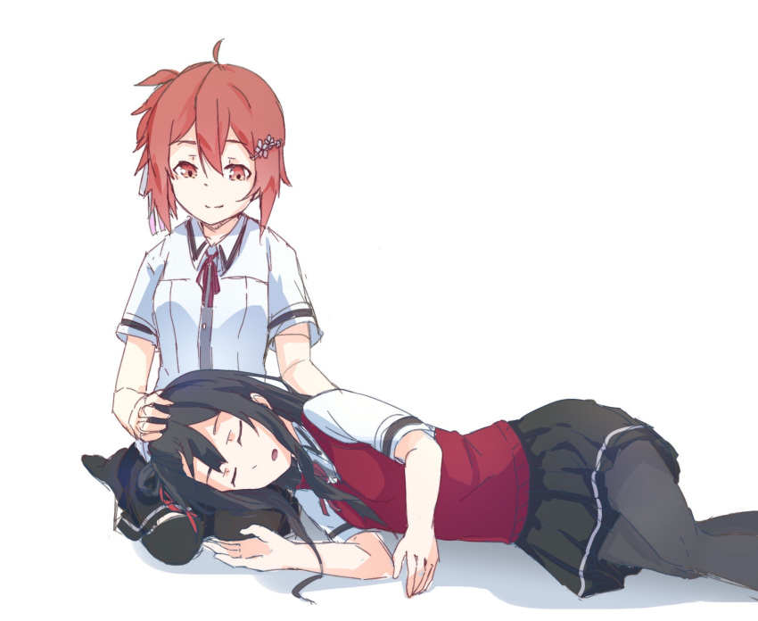 2girls black_hair commentary hand_on_another's_head highres koori_chikage lap_pillow long_hair lying multiple_girls nogi_wakaba_wa_yuusha_de_aru on_side open_mouth pantyhose red_eyes red_hair school_uniform short_hair skirt sleeping smile sweater takashima_yuuna xuu_shi_times yuuki_yuuna_wa_yuusha_de_aru yuusha_de_aru