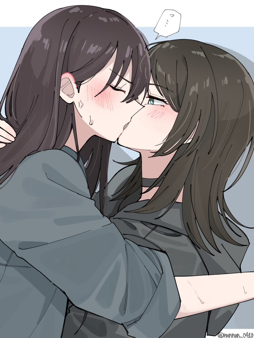 2girls anger_vein bang_dream! bang_dream!_it's_mygo!!!!! black_choker black_hair black_hoodie blue_background blush brown_hair choker closed_eyes commentary_request french_kiss green_eyes highres hood hood_down hoodie kiss_day kissing letterboxed long_hair looking_at_another medium_hair multiple_girls nanami_(nunnun_0410) outside_border shiina_taki sidelocks twitter_username yahata_umiri yuri