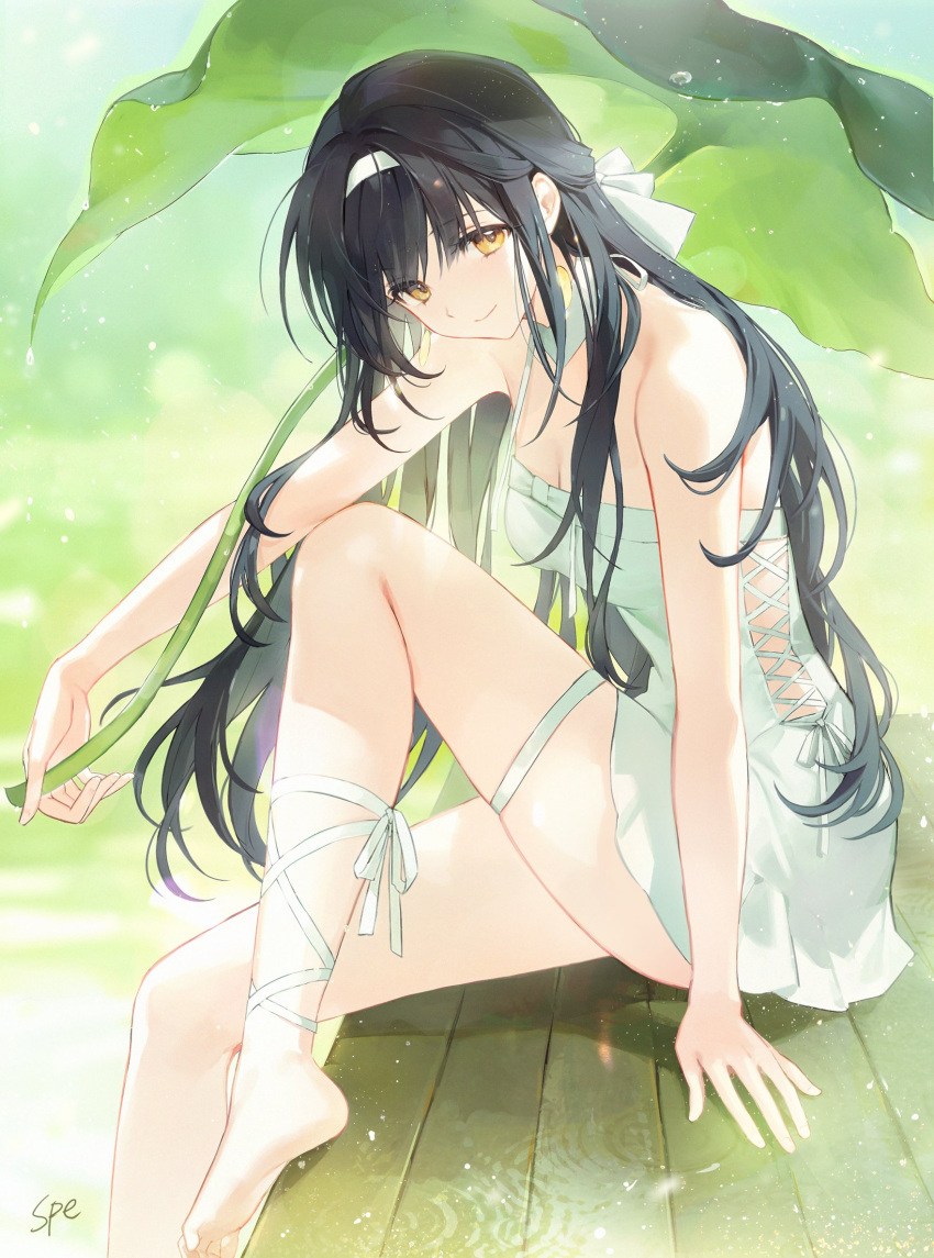 artist_name bare_arms barefoot black_hair closed_mouth dress female hair_ribbon hairband highres leaf_umbrella long_hair looking_at_viewer original ribbon sitting smile solo spe thigh_strap very_long_hair white_dress white_hairband white_ribbon yellow_eyes