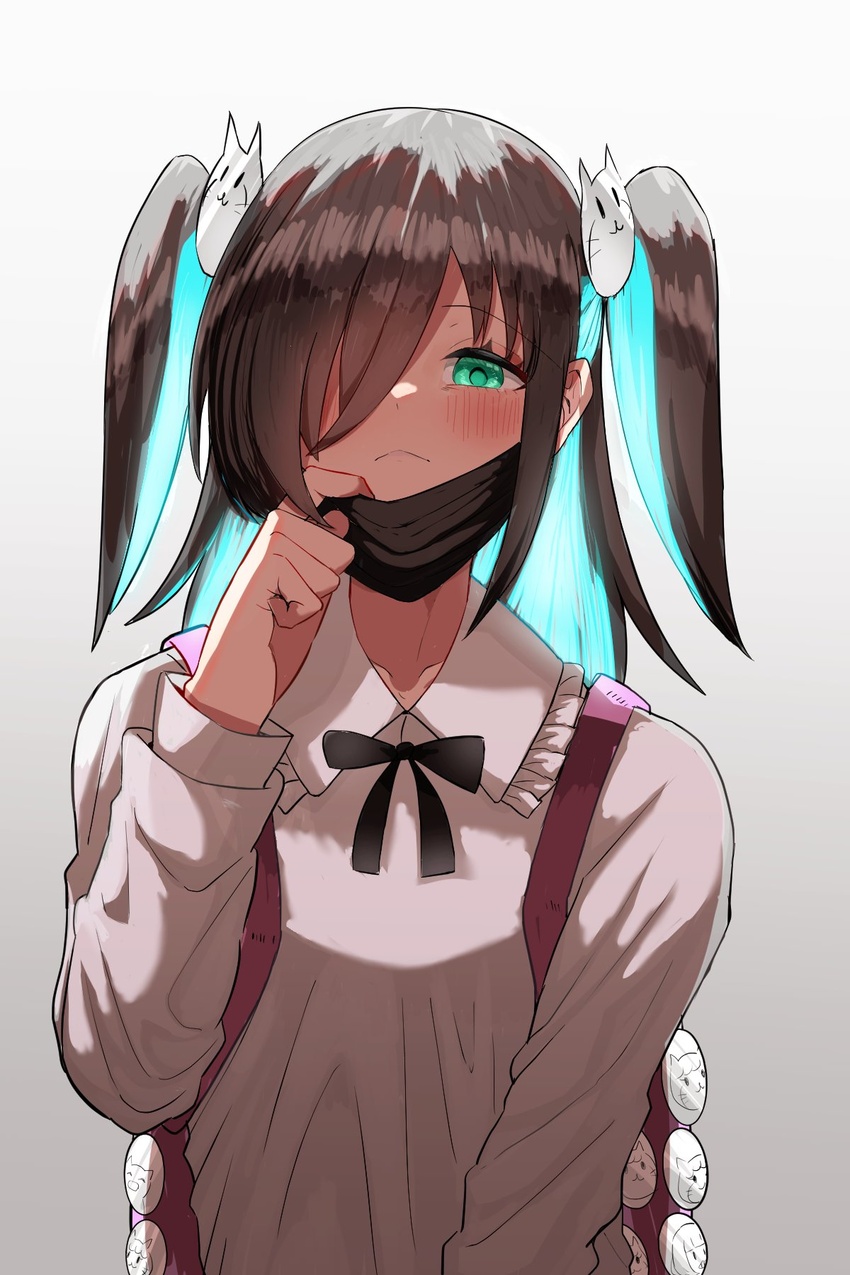 :< alternate_hair_color aqua_hair backpack badge bag black_hair black_mask black_ribbon blush button_badge cat_hair_ornament character_badge closed_mouth collared_shirt commentary_request female frilled_shirt_collar frills gradient_background green_eyes grey_background hair_ornament hair_over_one_eye hand_up highres kotobuki_(stealth_sendan) kuroki_tomoko long_hair long_sleeves looking_at_viewer mask mask_pull mouth_mask multicolored_hair neck_ribbon official_alternate_costume official_alternate_hairstyle one_eye_covered ribbon shirt simple_background solo tanigawa_nico_(character) two-tone_hair two_side_up uchi_emiri upper_body watashi_ga_motenai_no_wa_dou_kangaetemo_omaera_ga_warui! white_shirt