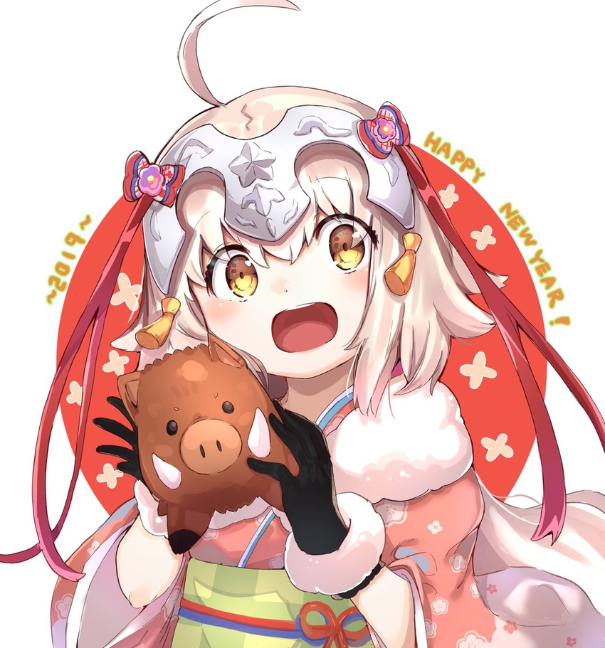 :d ahoge alternate_costume bangs black black_gloves blonde_hair blush boar bow capelet commentary_request eyebrows_visible_through_hair fate/grand_order fate_(series) female gloves hair_between_eyes hair_ornament happy happy_new_year headpiece highres holding holding_stuffed_animal image_sample japanese_clothes jeanne_d'arc jeanne_d'arc_(fate) jeanne_d'arc_(fate)_(all) jeanne_d'arc_alter_santa_lily kimono looking_at_viewer mouth new_year open_mouth pink_bow ranf red_ribbon ribbon short_hair sidelocks simple_background smile solo stuffed_animal stuffed_toy tusks twitter_sample white_background white_capelet yellow_eyes younger