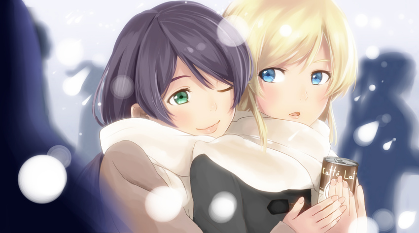 2girls ayase_eli ayase_eri black_hair blonde_hair blue_eyes green_eyes kento1102 love_live!_school_idol_project scarf toujou_nozomi wink